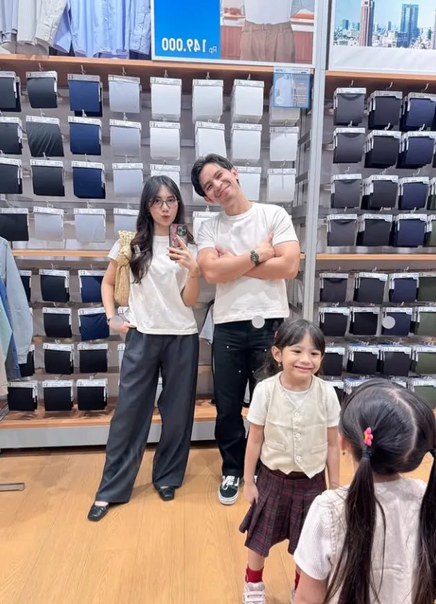 Abel Cantika Bersama Suami dan Anak ke Mall