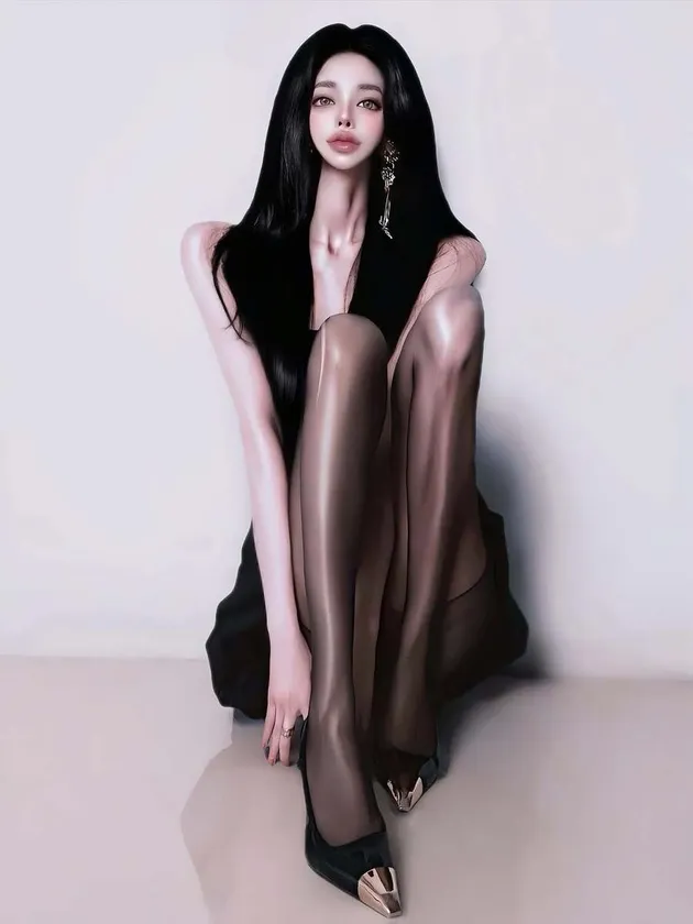 Pinkchaea duduk di lantai