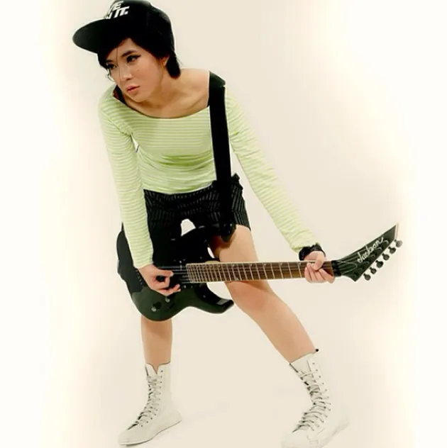 Masih ingat dengan wajah cantik Prisa Rianzi? Yap, dia adalah gitaris cantik yang beken lewat kolaborasinya bersama grup band J-Rocks di lagu Kau Curi Lagi.