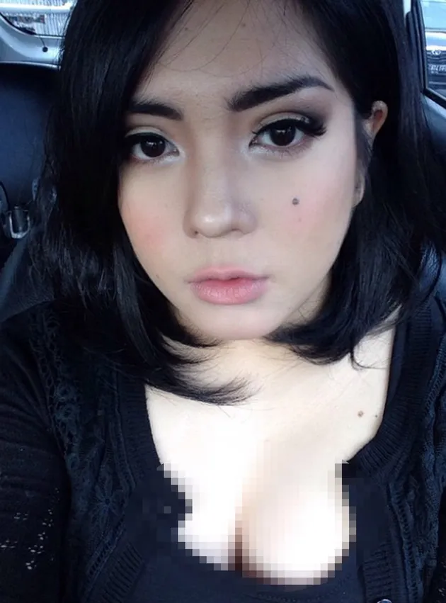 Bila dulu dia adalah seorang gitaris kece dengan gaya punk rock-nya, kini Prisa seolah bertransformasi menjadi seorang ibu muda yang super hot.