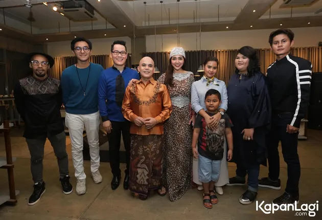 Hadir dalam acara Aleta Molly Berbagi Kasih 2017 di Kawasan Cilandak, Jakarta Selatan, Rabu (14/6), Bella Shofie mengaku selalu mendukung junior-nya tersebut.