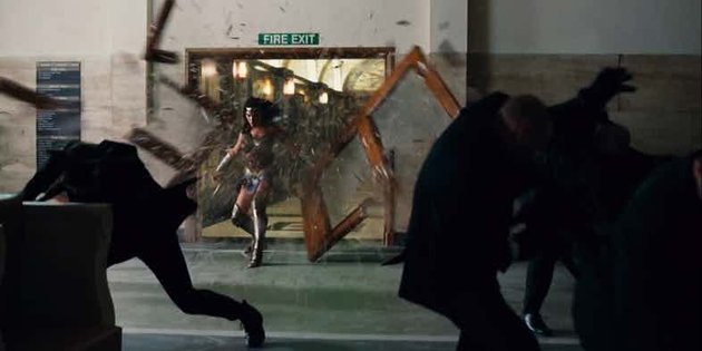 Dalam scene awal, terlihat beberapa orang yang tampaknya ingin merampok museum tempat Diana bekerja. Para perampok ini rupanya merampok museum yang salah, karena mereka akan langsung berhadapan dengan Wonder Woman. Masalahnya, apa yang perampok ini akan curi?