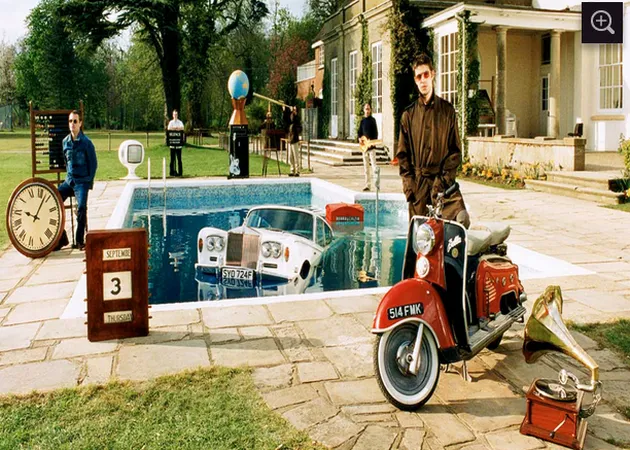 Kini, mereka tak akan membuat cover album sekeren ini lagi. Album BE HERE NOW ini terjual sebanya 350.000 keping di hari pertama rilis. Mantap!
