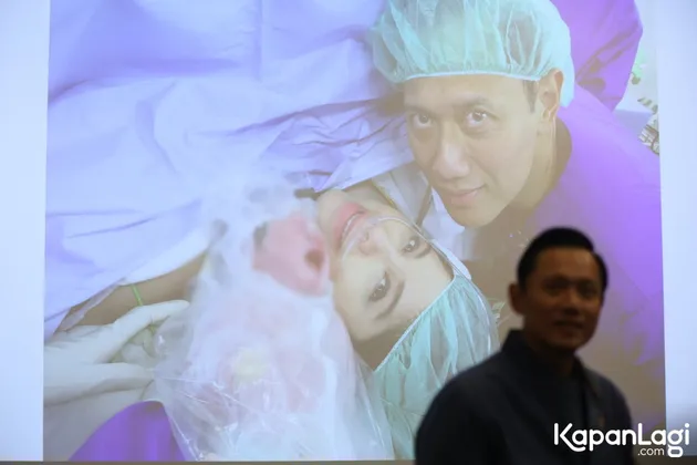 Agus Yudhoyono di depan foto anak istri