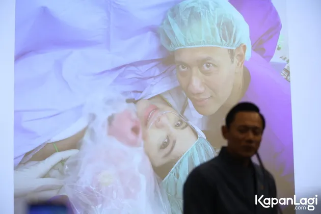 Agus Yudhoyono di depan media