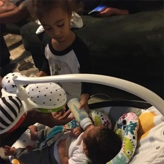 North West Jadi Kakak Yang Baik