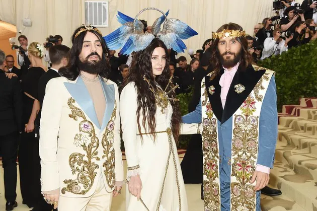 Yang pertama ada 2 penyanyi nyentrik, Lana Del Rey dan Jared Leto. Keduanya datang bersama Alessandro Michele, creative director Gucci. Ketiganya datang dengan pakaian yang senada dengan sentuhan warna biru, putih, dan mahkota emas di kepala.