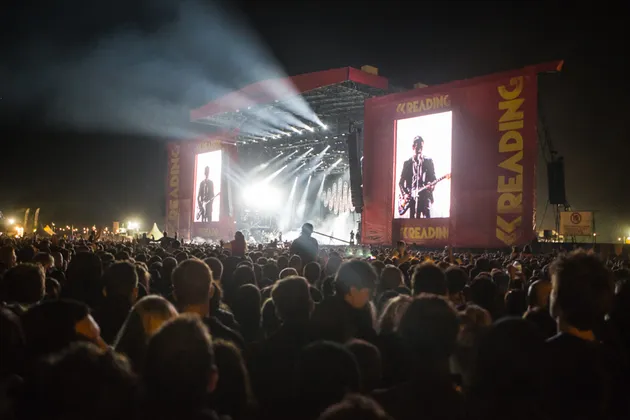 Alex Turner memang menawan hati. Setiap penampilannya selalu dipenuhi para penggemar. Ingin lihat lebih dekat? Klik saja foto berikutnya...