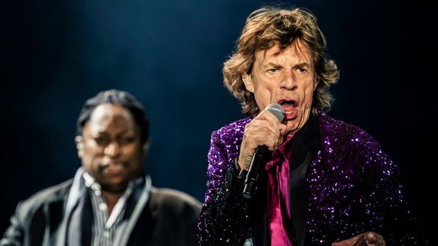 Inilah penampilan Mick Jagger dan Rolling Stones saat bermain di Los Angeles, California, pada tanggal 24 Mei 2015 lalu.