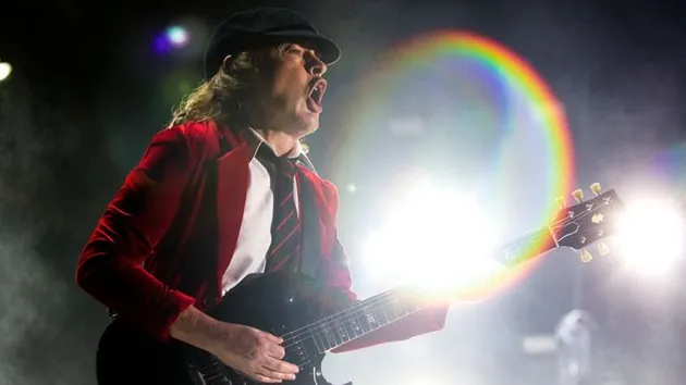 Masih ingat dengan pria ini? Ya, dialah Angus Young, personel ACDC saat tampil di Coachella Festival pada tanggal 10 April lalu.