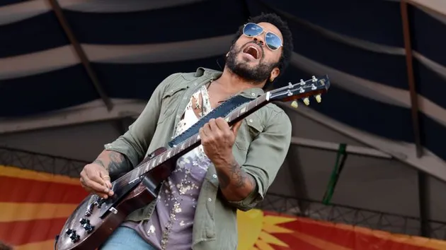 Lenny Kravitz pun tak mau ketinggalan. Ia tampil di New Orleans Jazz Fest pada tanggal 3 Mei lalu.