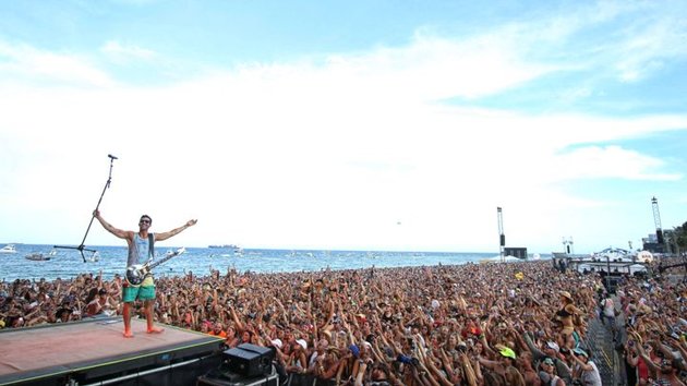 Jake Owen tampil memeriahkan Tortuga Festival di Fort Lauderdale, Florida pada tanggal 11 April lalu.