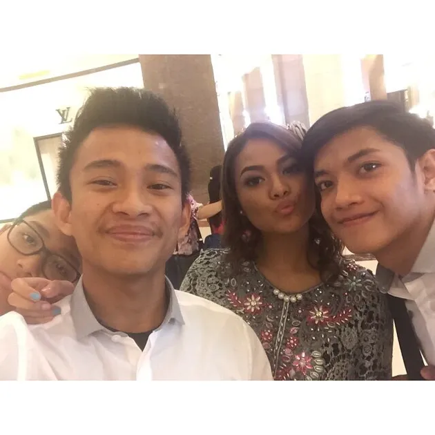 Inikah Pacar Baru Aurel Hermansyah Pengganti Tommy Rumengan?