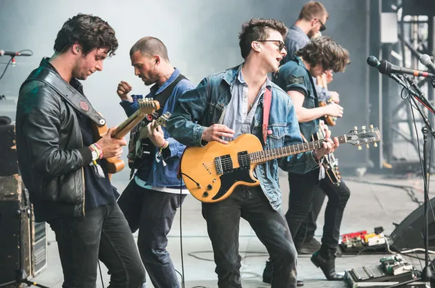 Saat tampil di Glastonbury, Jamie T berkolaborasi dengan teman lamanya, The Maccabees. Membawakan Marks To Prove It, mereka benar-benar menghajar panggung Glastonbury 2015.