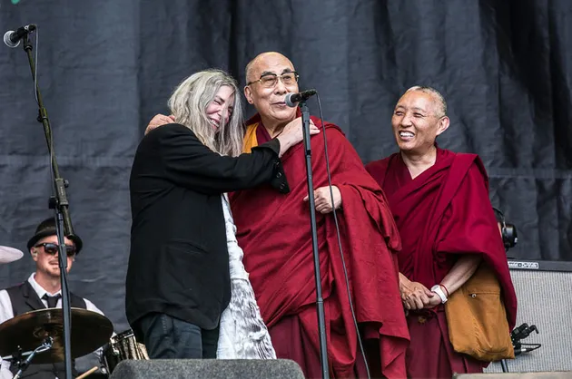 Awal bulan Januari lalu dikabarkan bahwa Dalai Lama bakal hadir di Glastonbury. Dan benar saja, ia berkolaborasi dengan Patti Smith membawakan lagu Happy Birthday.