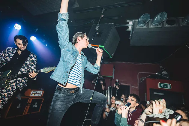 Yah, siapa yang tak kenal dengan Alex Turner. Vokalis Arctic Monkeys ini beberapa kali membuat kejutan, salah satunya adalah kolaborasinya dengan Mini Mansions.