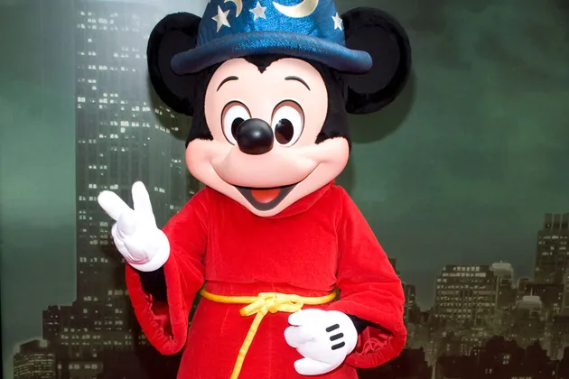 Ketika kecil, Kurt Cobain suka menggambar tokoh kartun. Kamarnya penuh dengan gambar Mickey Mouse, Donald Duck, dan Aquaman.