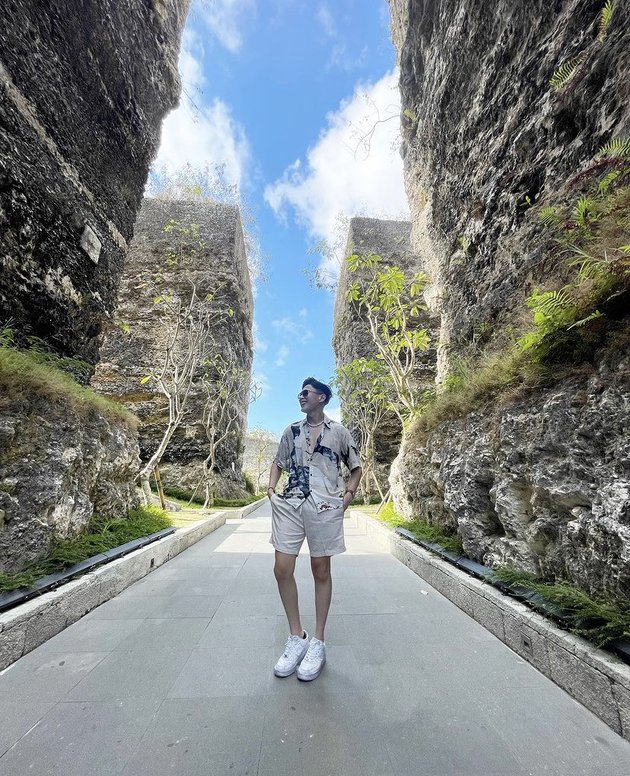 8 Potraits of Kier King's Fun During Vacation to Bali - Still Glowing Even Under the Sun