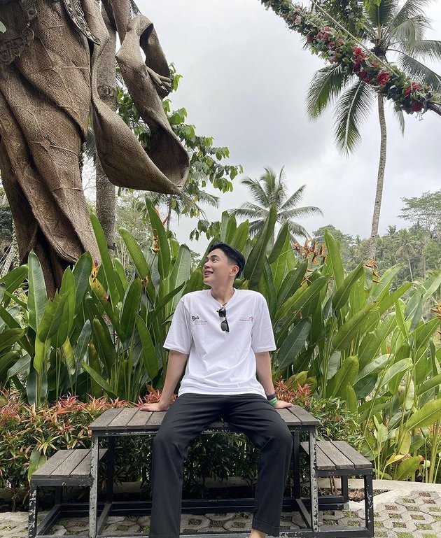 8 Potraits of Kier King's Fun During Vacation to Bali - Still Glowing Even Under the Sun