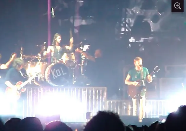 Kings of Leon harus meninggalkan panggung saat tampil di St. Louis tahun 2010 lalu. Seekor burung dara membuang kotoran dan jatuh tepat di dalam mulut sang vokalis.