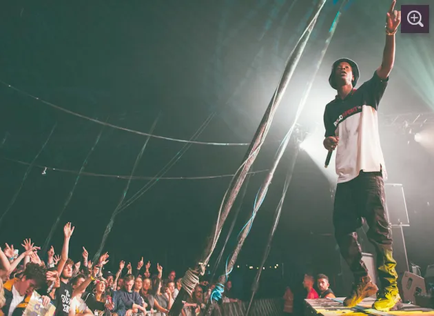 Joey Badass baru menyanyikan satu buah lagu kala itu. Namun ia harus meninggalkan panggung dan berlari ke belakang karena ada sesuatu dengan suaranya.