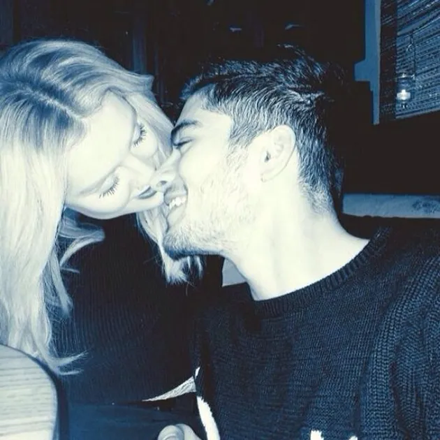 Kemesraan Zayn dan Perrie kini tengah bikin para fans murka berat. Dari foto ini, Zayn memang terlihat dimabuk cinta dengan Perrie.