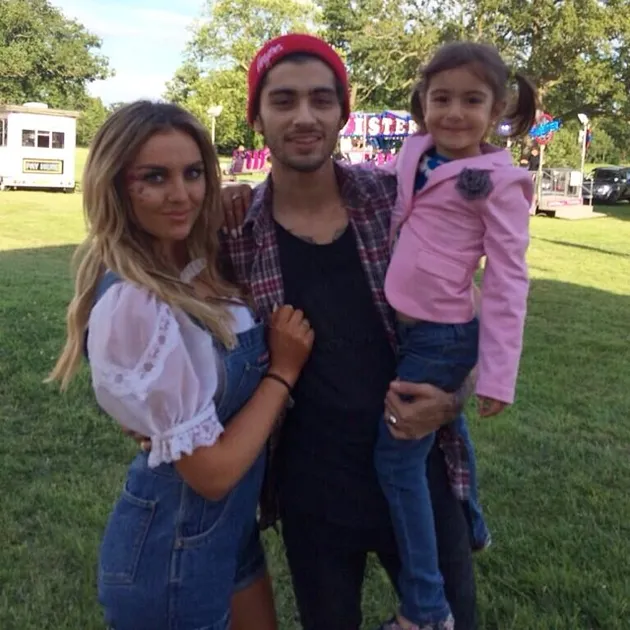 Zayn bahkan telah sangat dekat dengan keluarga Perrie. Foto ini diunggahnya dengan caption yang menjelaskan sebuah acara keluarga sang kekasih.