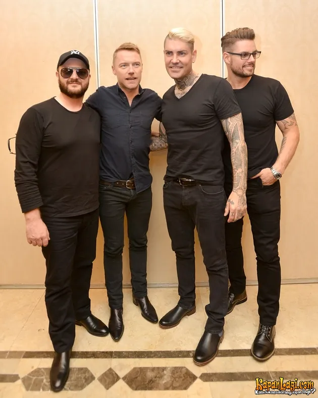 Sukses menggelar konser di Indonesia, Boyzone ternyata punya banyak kisah seru! Simak deh foto-foto berikut ini...