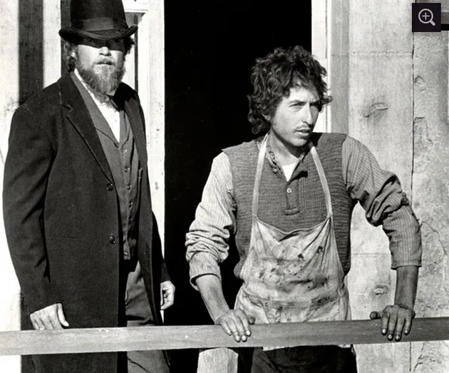 Musisi ternama Bob Dylan juga pernah bermain dalam film yang berjudul PAT GARRETTAND BILLY THE KID. Film ini rilis pada tahun 1973 lalu.