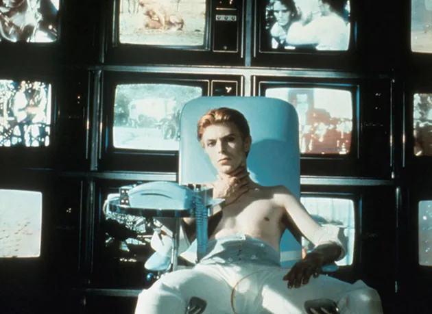 FIlm THE MAN WHO FELL TO EARTH ini dibintangi oleh David Bowie. Film ini rilis tahun 1976 lalu.