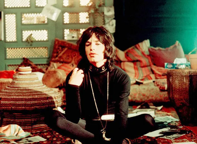 Mick Jagger pernah bermain film di tahun 1970. Pentolan The Rolling Stones ini bermain dalam film yang berjudul PERFORMANCE.