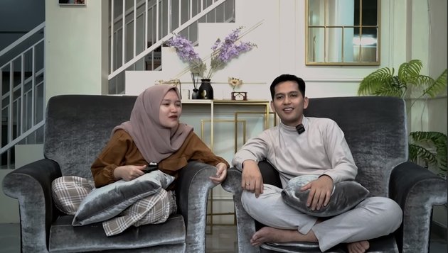 9 Photos of Nabila LIDA and Ilyas Bachtiar Answering Netizens' Questions, Ever Sulking Because Anniversary Wasn't Mentioned on Social Media