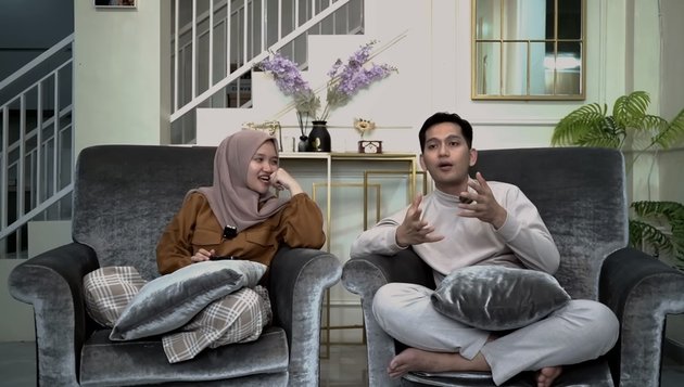 9 Photos of Nabila LIDA and Ilyas Bachtiar Answering Netizens' Questions, Ever Sulking Because Anniversary Wasn't Mentioned on Social Media