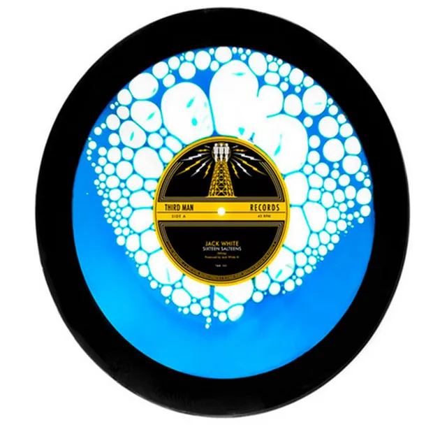 SIXTEEN SLTINES ini milik Jack White. Konon album ini diisi dengan cairan. Jika kalian memutarnya, maka akan tampak cairan berwarna biru bergerak-gerak di atas permukaan vinyl.