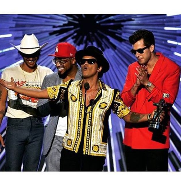 Klip 'Uptown Funk' berhasil mengantarkan nama Bruno Mars & Mark Ronson untuk naik ke panggung MTV VMA dan membawa pulang tropi Best Male Video.