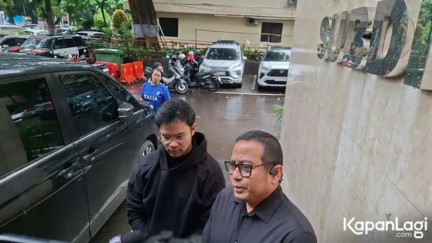 Insanul hoodie hitam