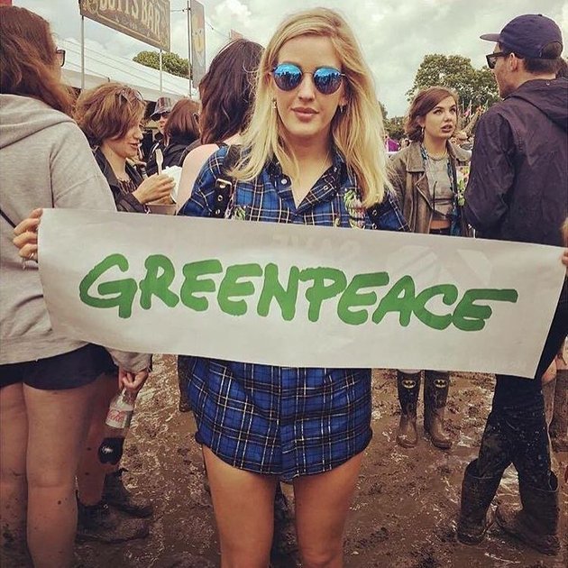 Tak ingin kalah kece, Ellie Goulding juga ikut berpose dengan tanda 'greenpeace' saat pergi ke Glastonbury Festival kemarin.