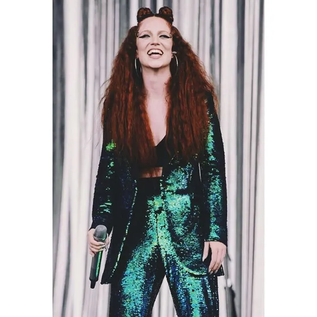 Tampil di acara ini, Jess Glynne mengusung gayanya yang catchy look di atas panggung Glastonbury Festival.