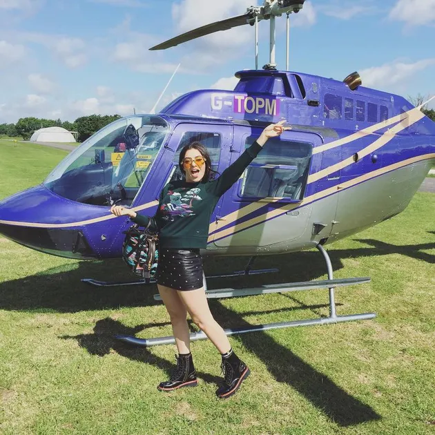 Berbeda dengan sederet artis lainnya, Charli XCX justru mendarat dengan penuh gaya di Glastonbury Festival tanpa terkena lumpur.