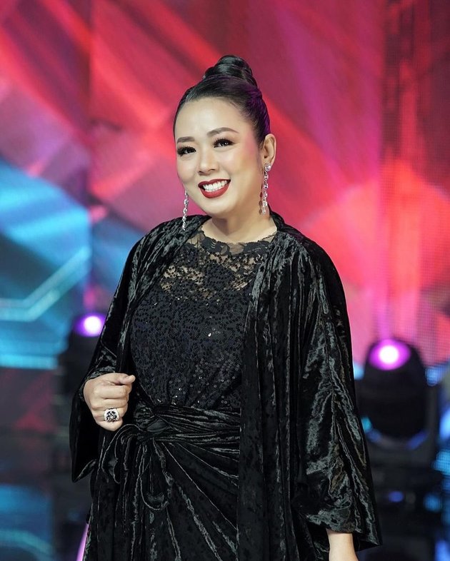 Sneak Peek at 8 Stylish Styles of Soimah as a Judge of D'Academy 6, from Batik to Bossy Abis Suit!
