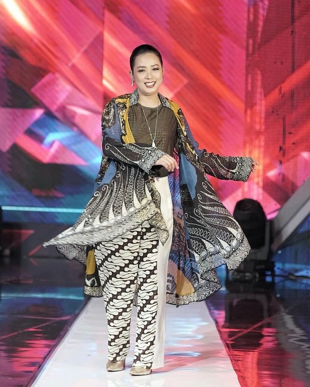 Sneak Peek at 8 Stylish Styles of Soimah as a Judge of D'Academy 6, from Batik to Bossy Abis Suit!
