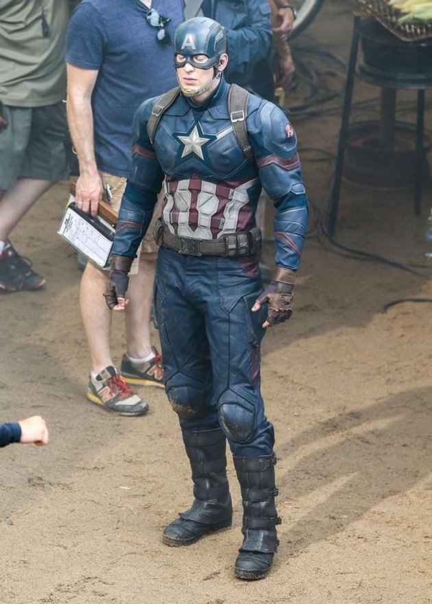 Chris Evans berperan sebagai the one and only Captain America. Ia masuk dalam kubu yang tak mendukung kesepakatan The Superhuman Registration.