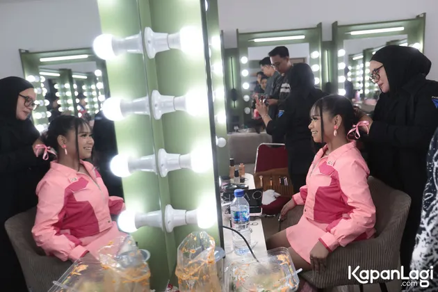 April di backstage