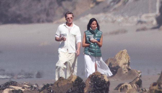 Not Hiding Anymore, 7 Pictures of Brad Pitt and Ines De Ramon - Enjoying a Romantic Date on the Beach
