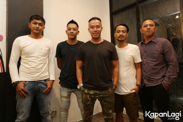 Perkenalkan, inilah para personel K13N, yang digawangi oleh Chikin Muhammad (vokal/gitar), Rahman (bass), Gie (piano/gitar), Erdin (drum), beserta Ruri sebagai produser.