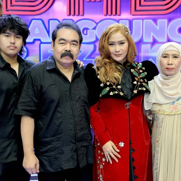 Inul Daratista Bersama Suami dan Anaknya