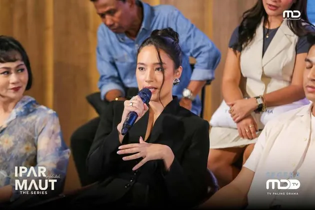 Tatjana Saphira di Depan Awak Media