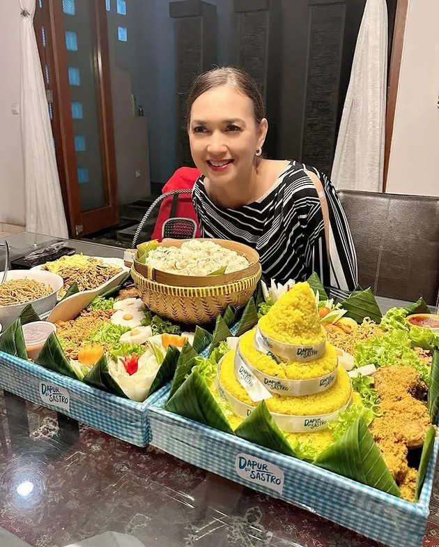 Ira Wibowo di depan tumpeng