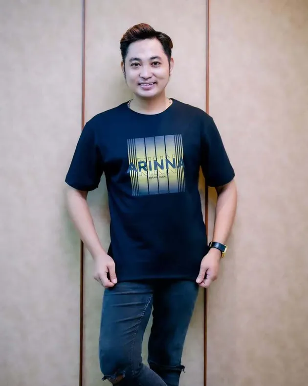 Irwan DA pakai kaos hitam