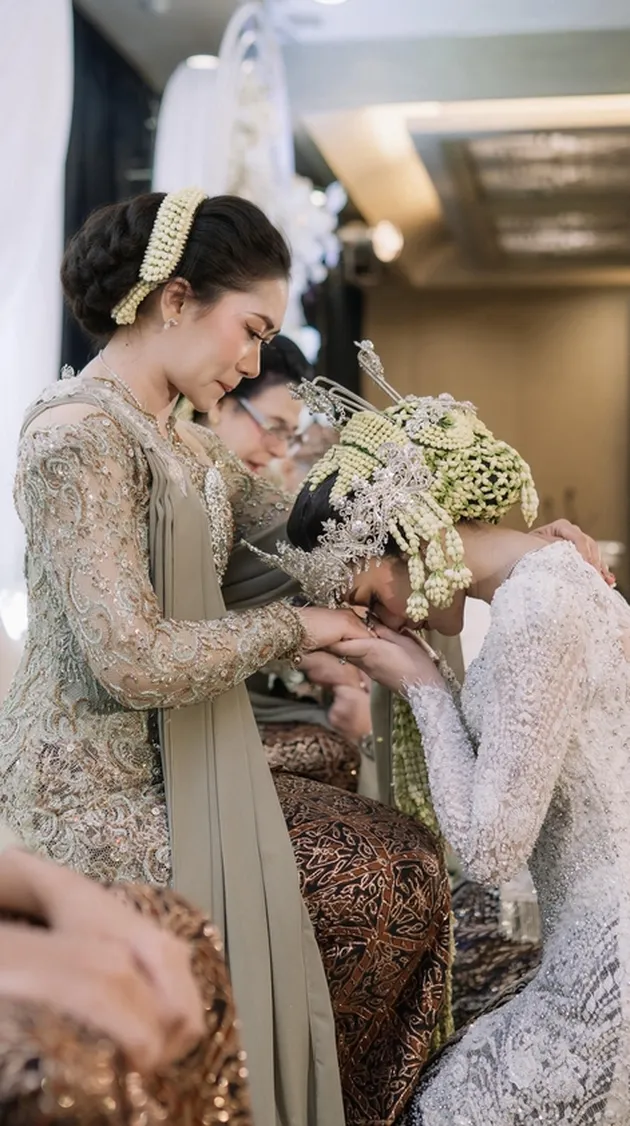 Isabella Viandra sungkem ke ibunda